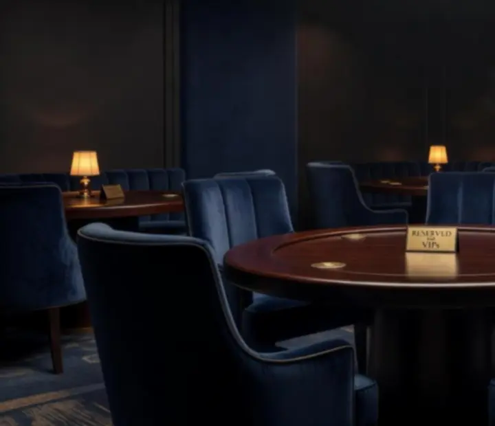 Prywatny, przyciemniony poker room z eleganckim stołem i miejscami VIP